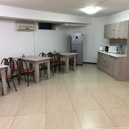 Apple City Hostel Almaty Luaran gambar